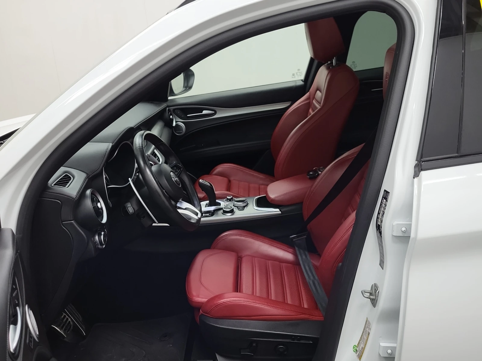 Alfa Romeo Stelvio VELOCE AWD 280кс * Възможност за Лизинг*  - изображение 7