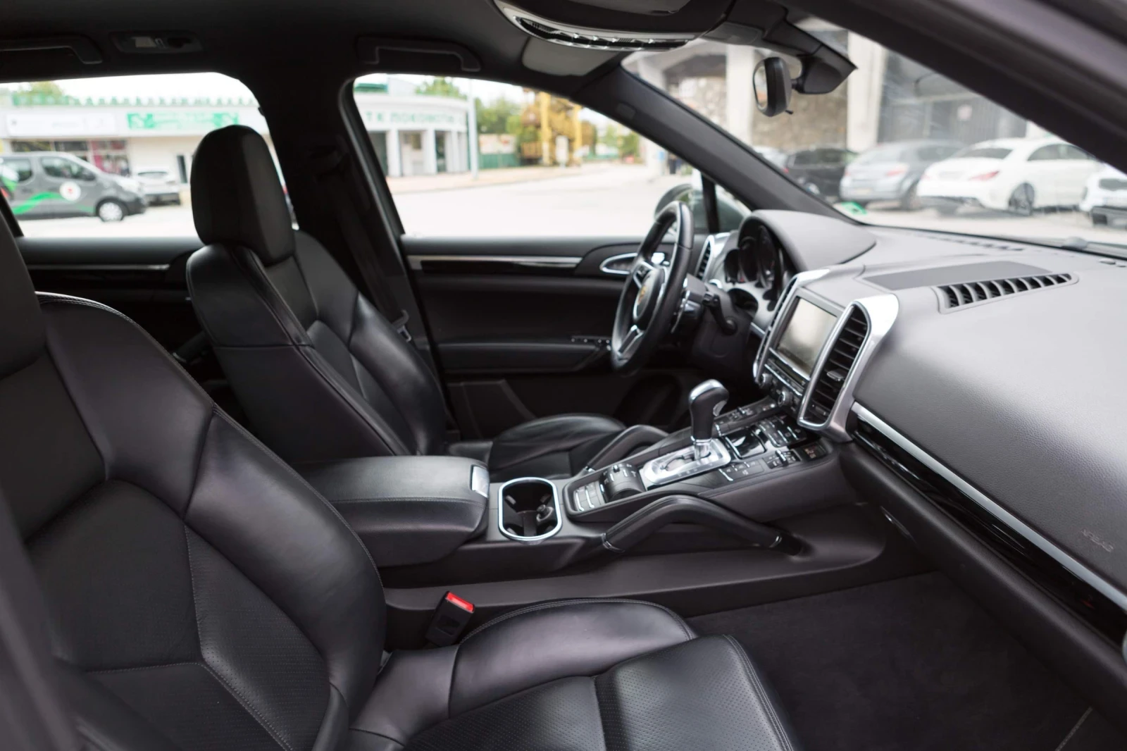 Porsche Cayenne 3.0D, снимка 10 - Автомобили и джипове - 53748538