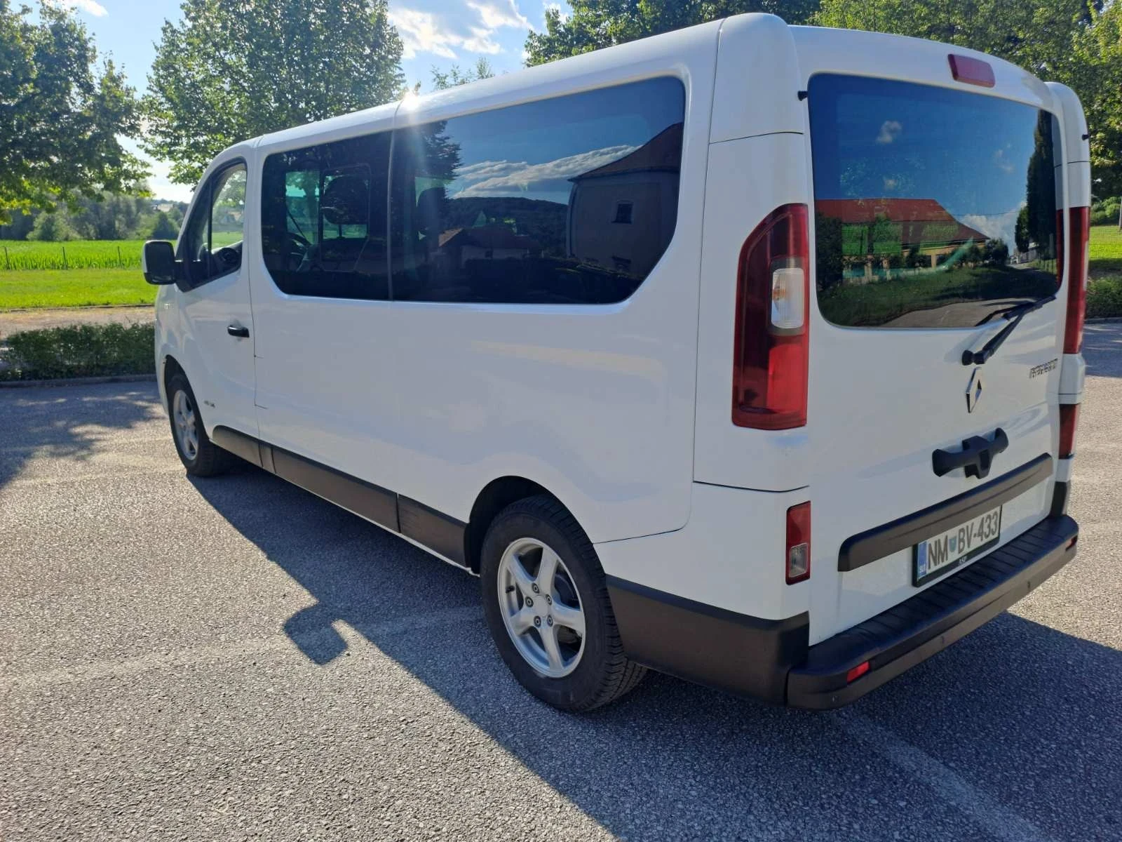 Renault Trafic 1.6DCI 8+ 1 Места КЛИМАТИК 125 кс, снимка 4 - Бусове и автобуси - 55159152