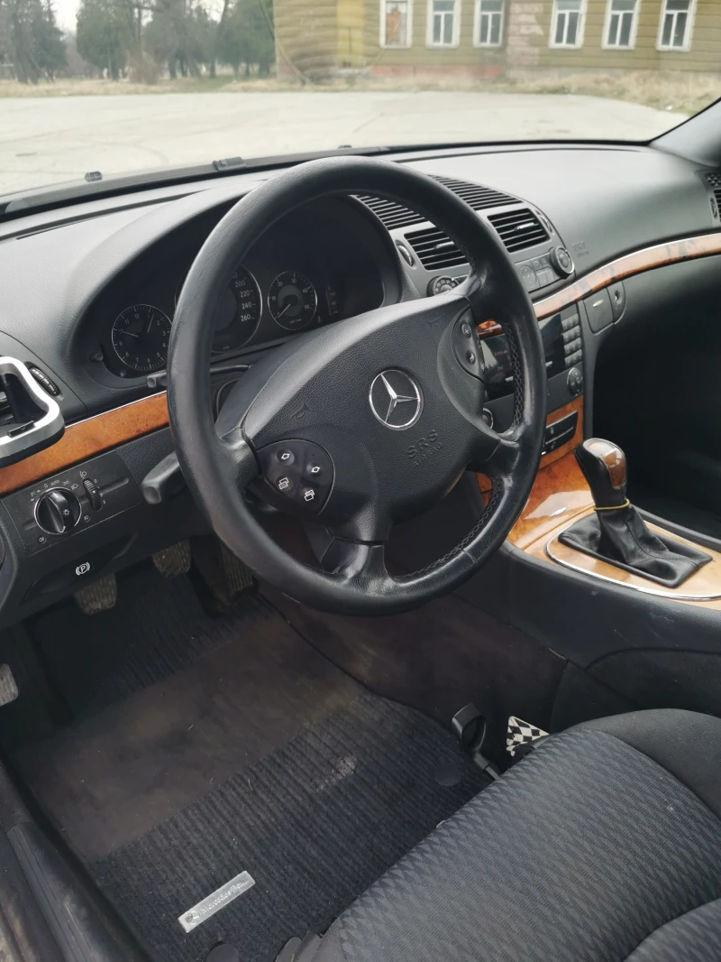 Mercedes-Benz E 220, снимка 8 - Автомобили и джипове - 47985458