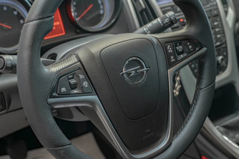 Opel Astra Coupe/GTC/Автопилот/Sport/Navi, снимка 8 - Автомобили и джипове - 53055877