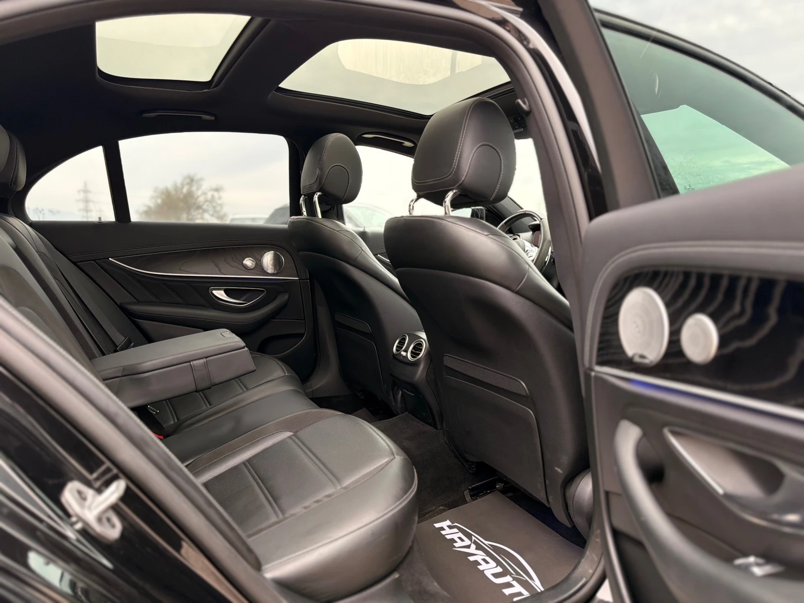 Mercedes-Benz E 63 AMG 4Matic+ = Distronic+ = Keyless Go= HUD= Panorama= , снимка 12 - Автомобили и джипове - 54045460