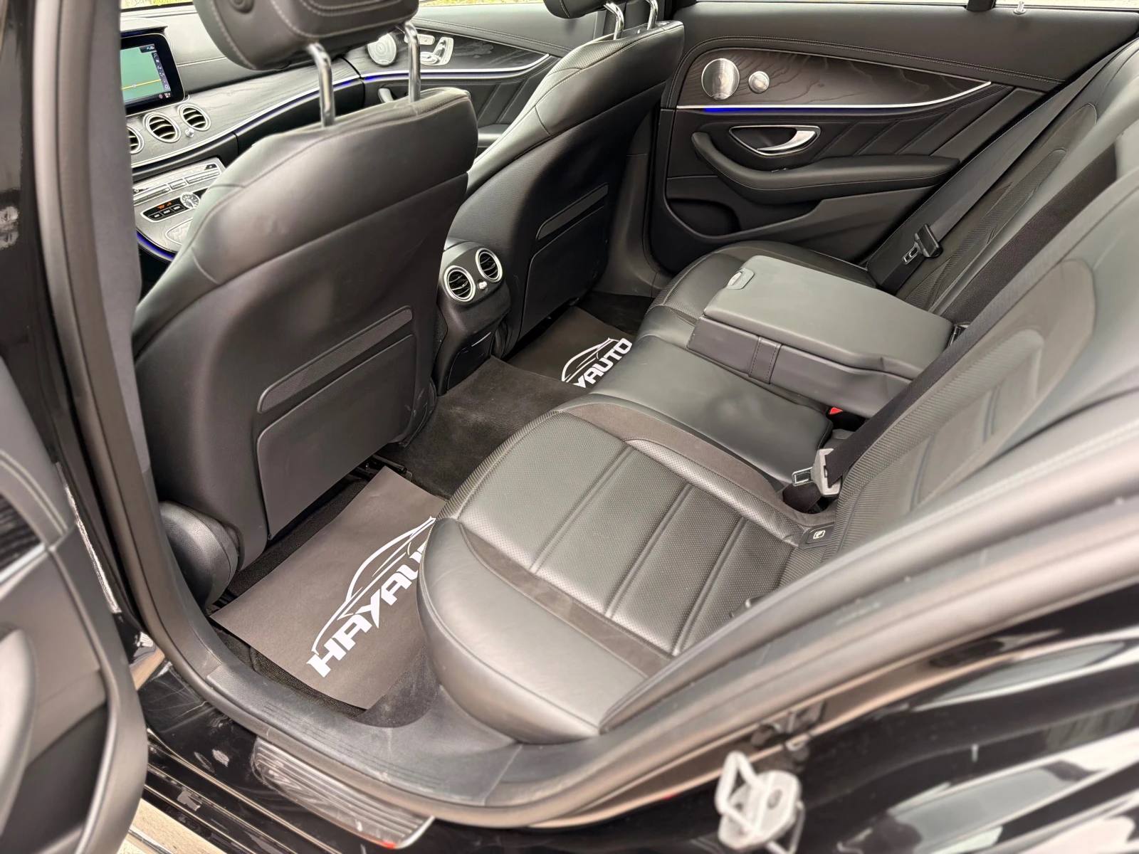 Mercedes-Benz E 63 AMG 4Matic+ = Distronic+ = Keyless Go= HUD= Panorama= , снимка 13 - Автомобили и джипове - 54045460