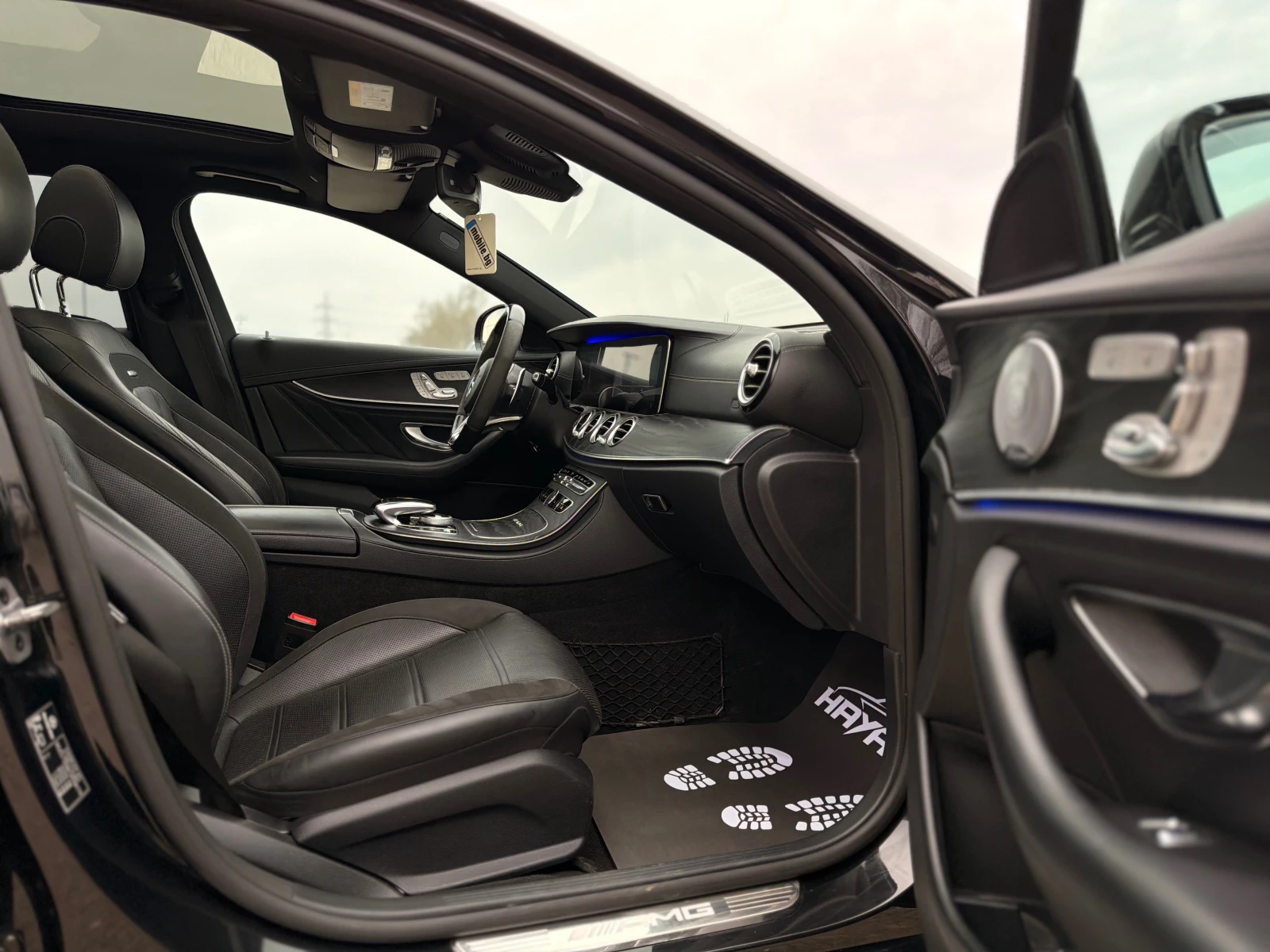 Mercedes-Benz E 63 AMG 4Matic+ = Distronic+ = Keyless Go= HUD= Panorama= , снимка 11 - Автомобили и джипове - 54045460