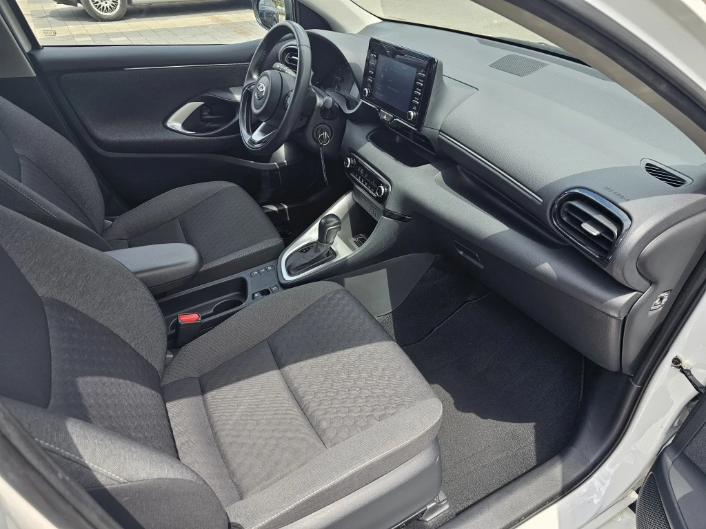 Toyota Yaris 1.5 Hybrid, снимка 12 - Автомобили и джипове - 54969529