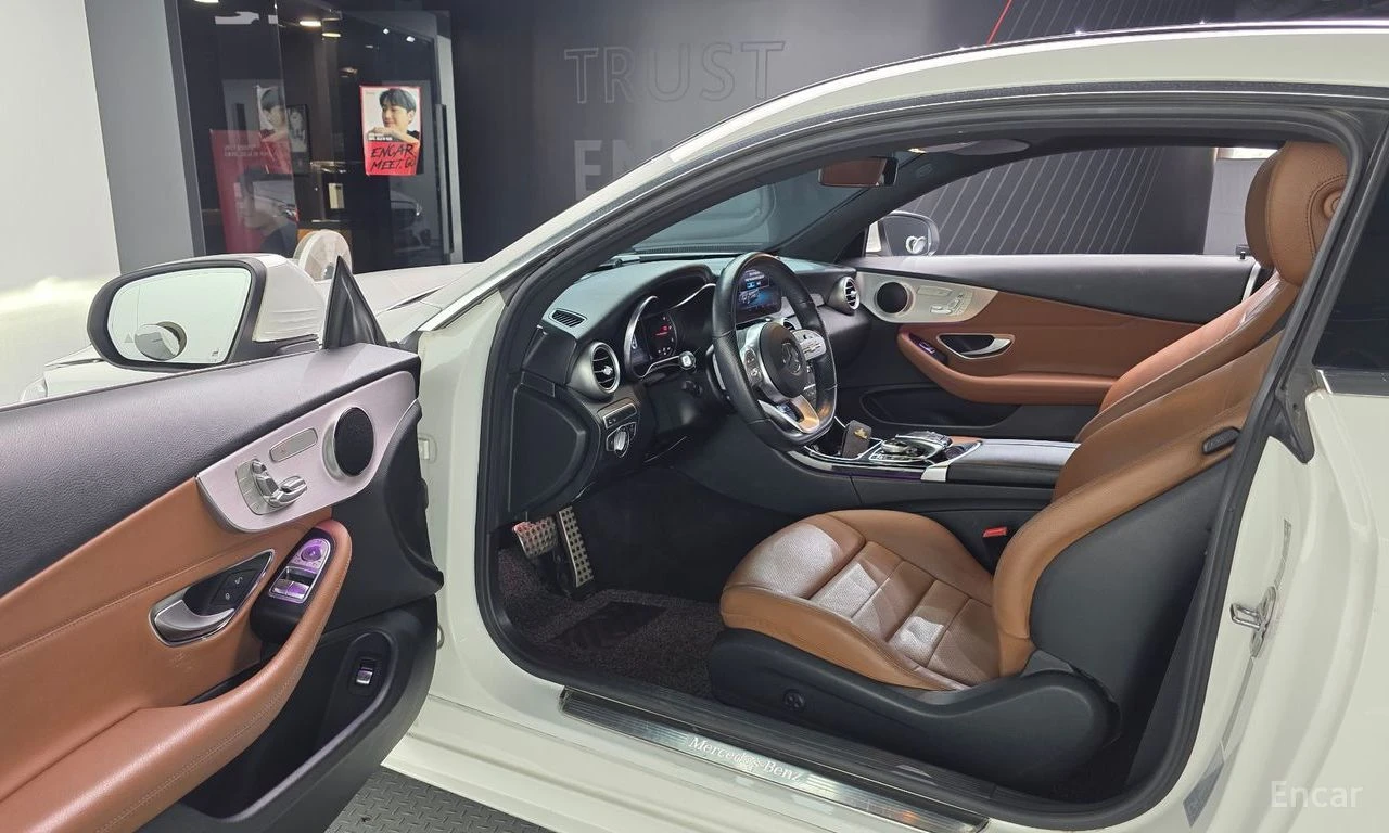 Mercedes-Benz C 220 4MATIC* AMG* COUPE* AMBIENT* ПОДГРЕВ* КАМЕРА, снимка 7 - Автомобили и джипове - 55234374