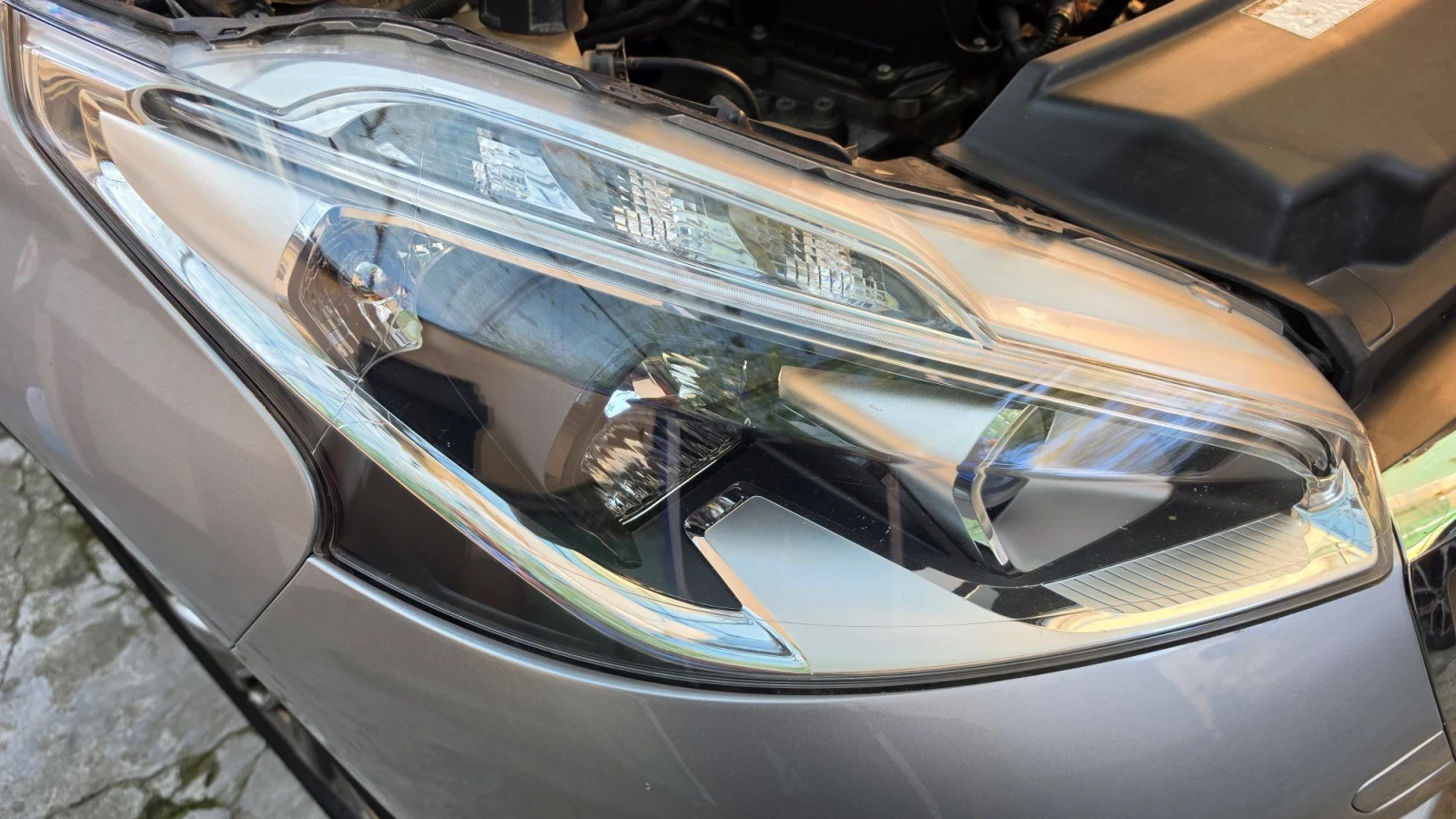Peugeot 208 1.2i EURO6 93473км, снимка 15 - Автомобили и джипове - 56645626