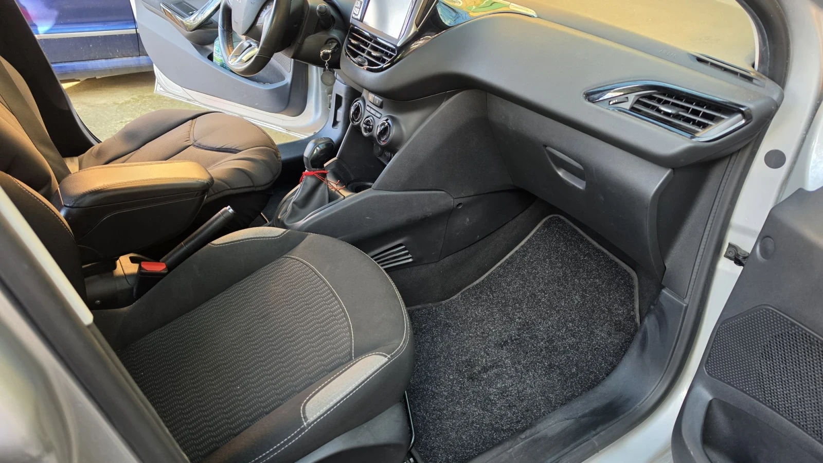 Peugeot 208 1.2i EURO6 93473км, снимка 7 - Автомобили и джипове - 56645626
