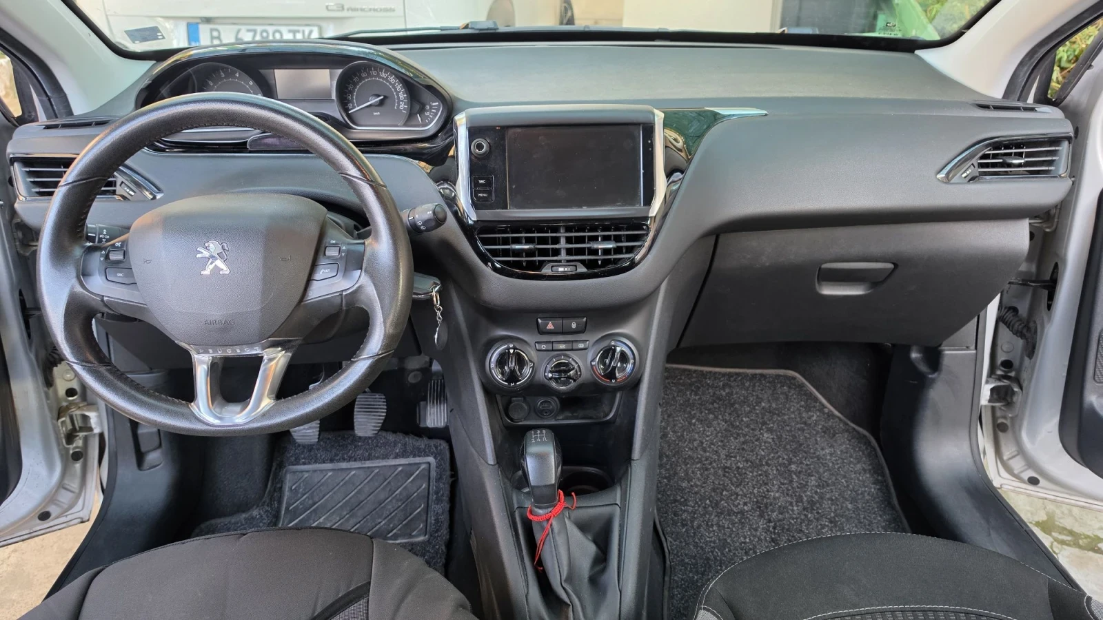 Peugeot 208 1.2i EURO6 93473км, снимка 10 - Автомобили и джипове - 56645626