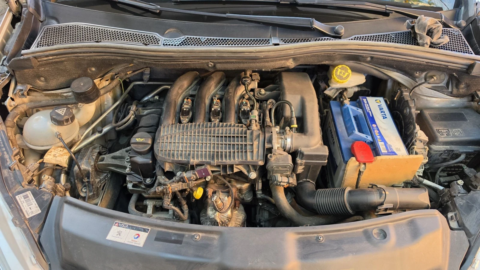 Peugeot 208 1.2i EURO6 93473км, снимка 14 - Автомобили и джипове - 56645626