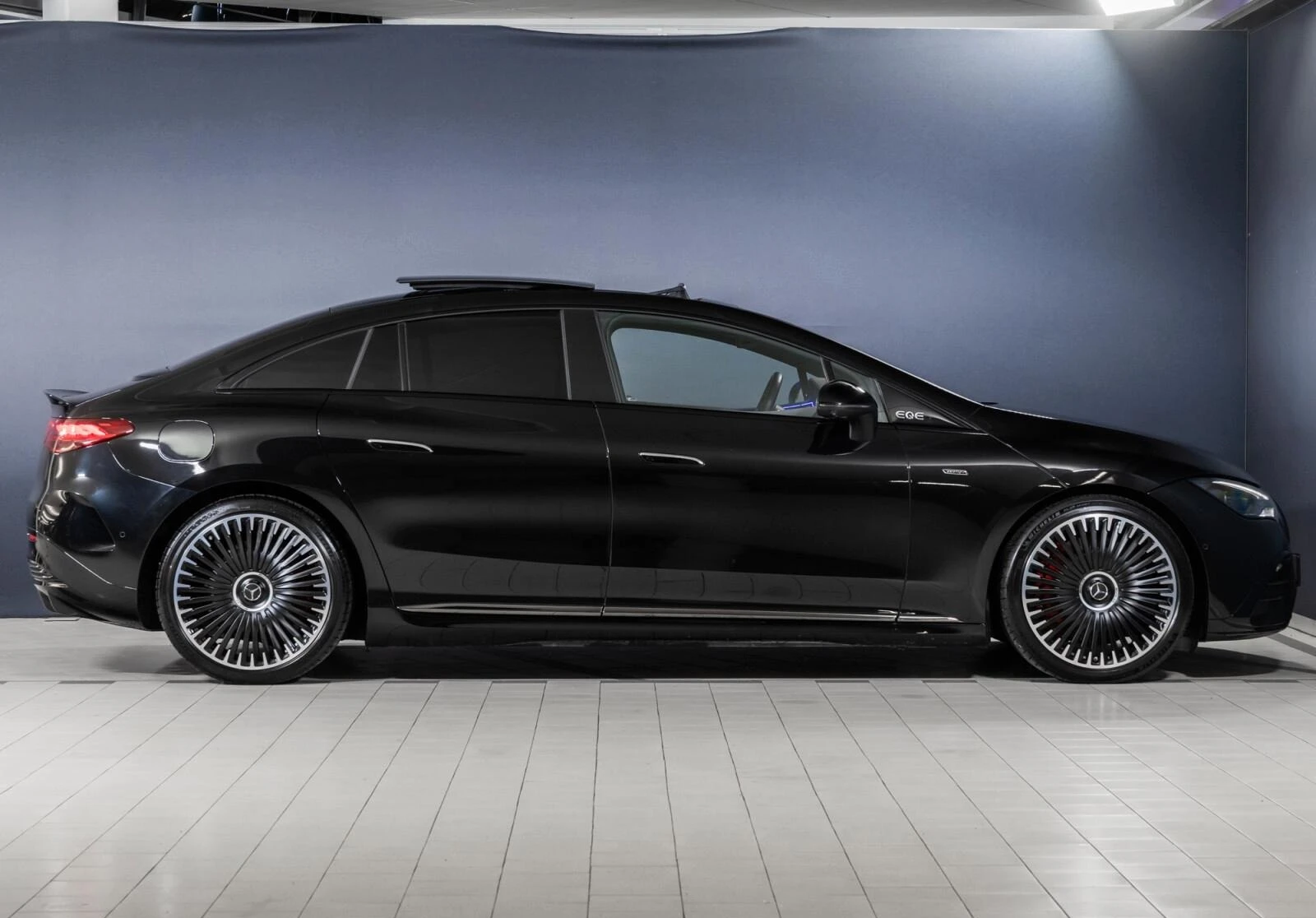 Mercedes-Benz EQE 53AMG* 4M+ * HYPERSCREEN* HEAD-UP* DISTR* BURM-4D* - изображение 3