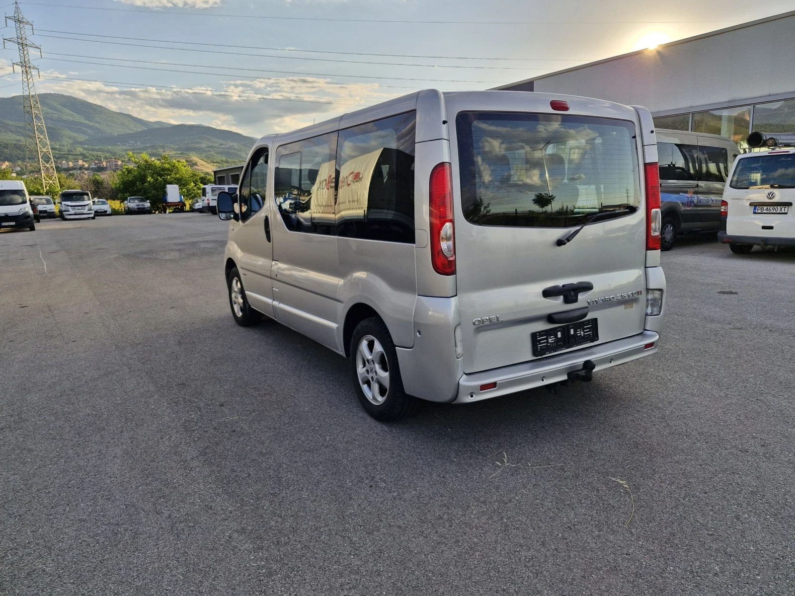 Opel Vivaro 2.5DTi 145 к.с. Автоматик, Климатик, Нави, 8местна, снимка 8 - Бусове и автобуси - 55285298