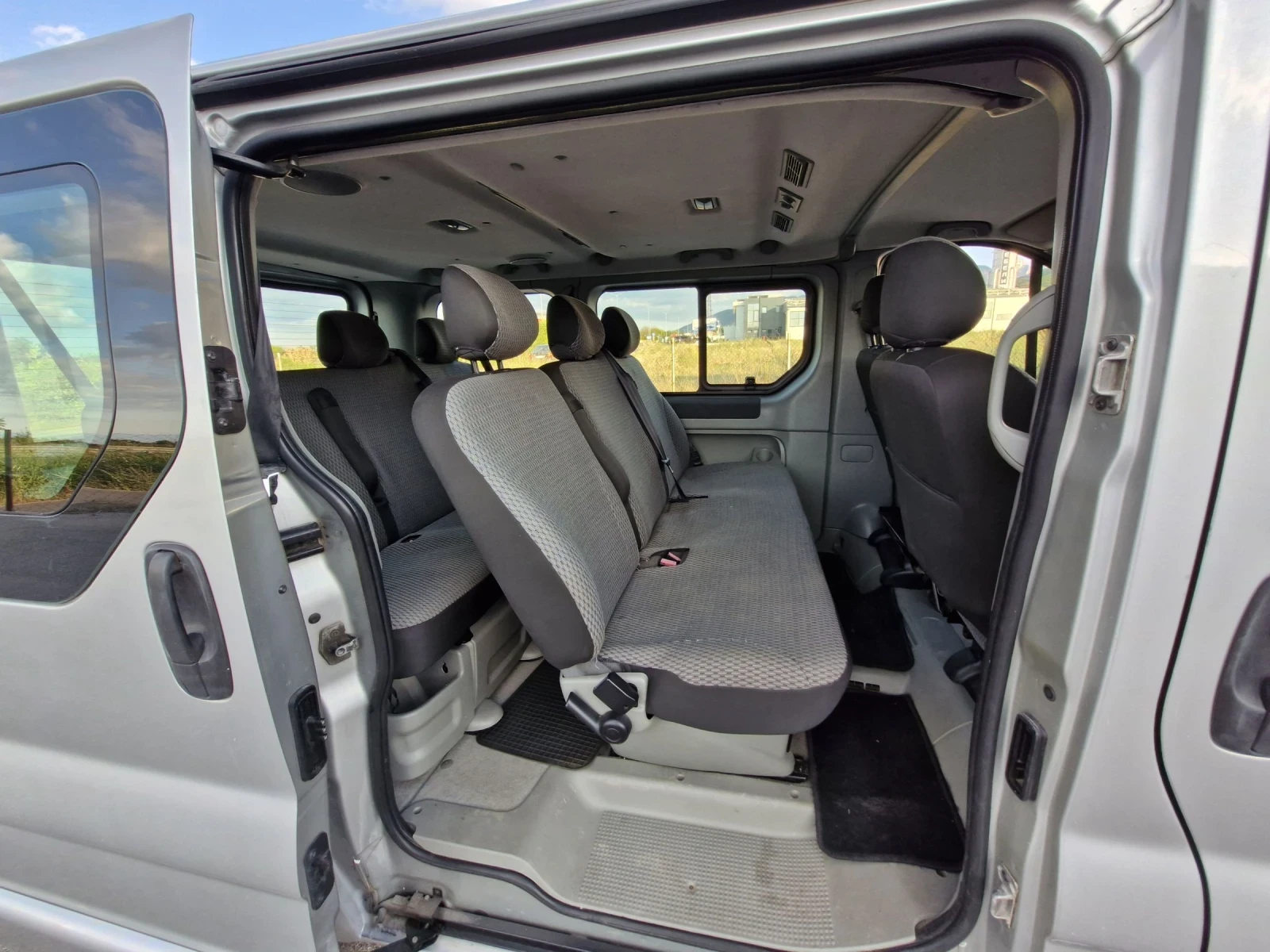 Opel Vivaro 2.5DTi 145 к.с. Автоматик, Климатик, Нави, 8местна, снимка 11 - Бусове и автобуси - 55285298