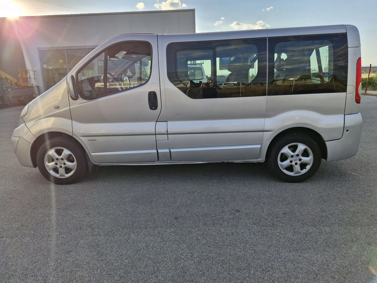 Opel Vivaro 2.5DTi 145 к.с. Автоматик, Климатик, Нави, 8местна, снимка 5 - Бусове и автобуси - 55285298