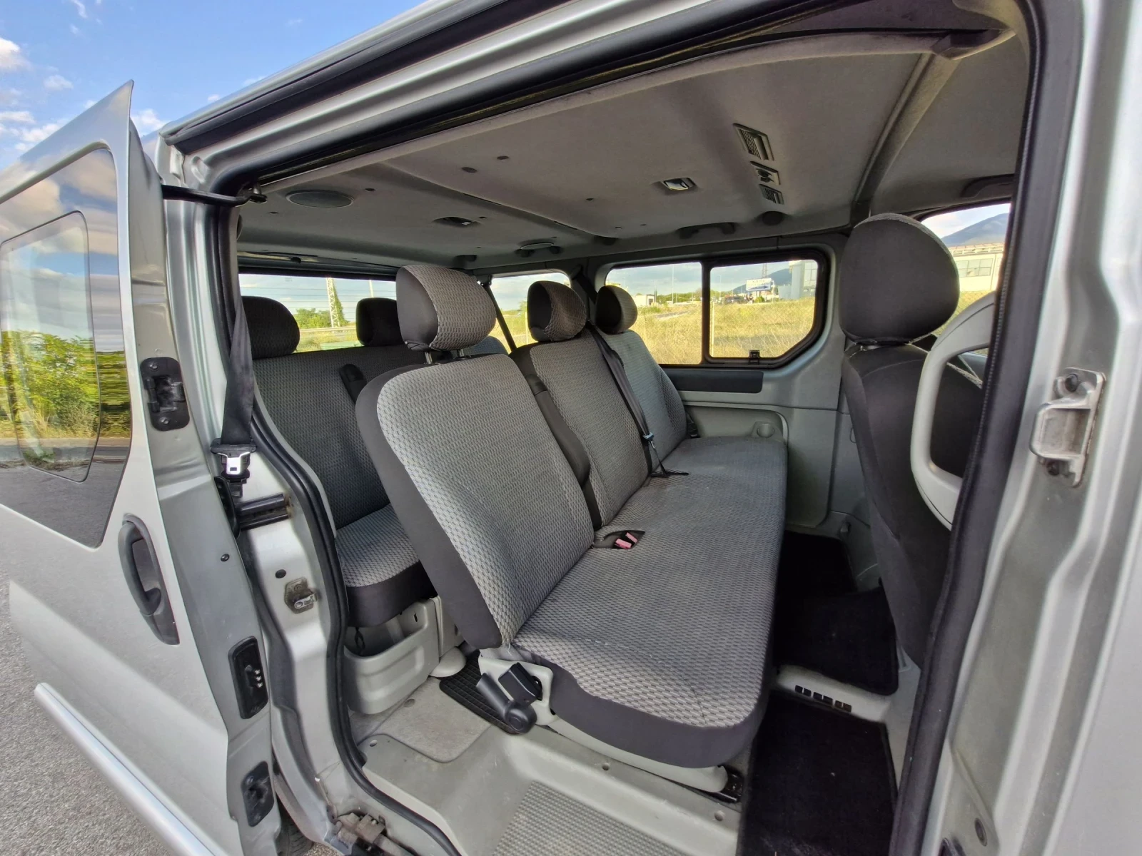 Opel Vivaro 2.5DTi 145 к.с. Автоматик, Климатик, Нави, 8местна, снимка 12 - Бусове и автобуси - 55285298