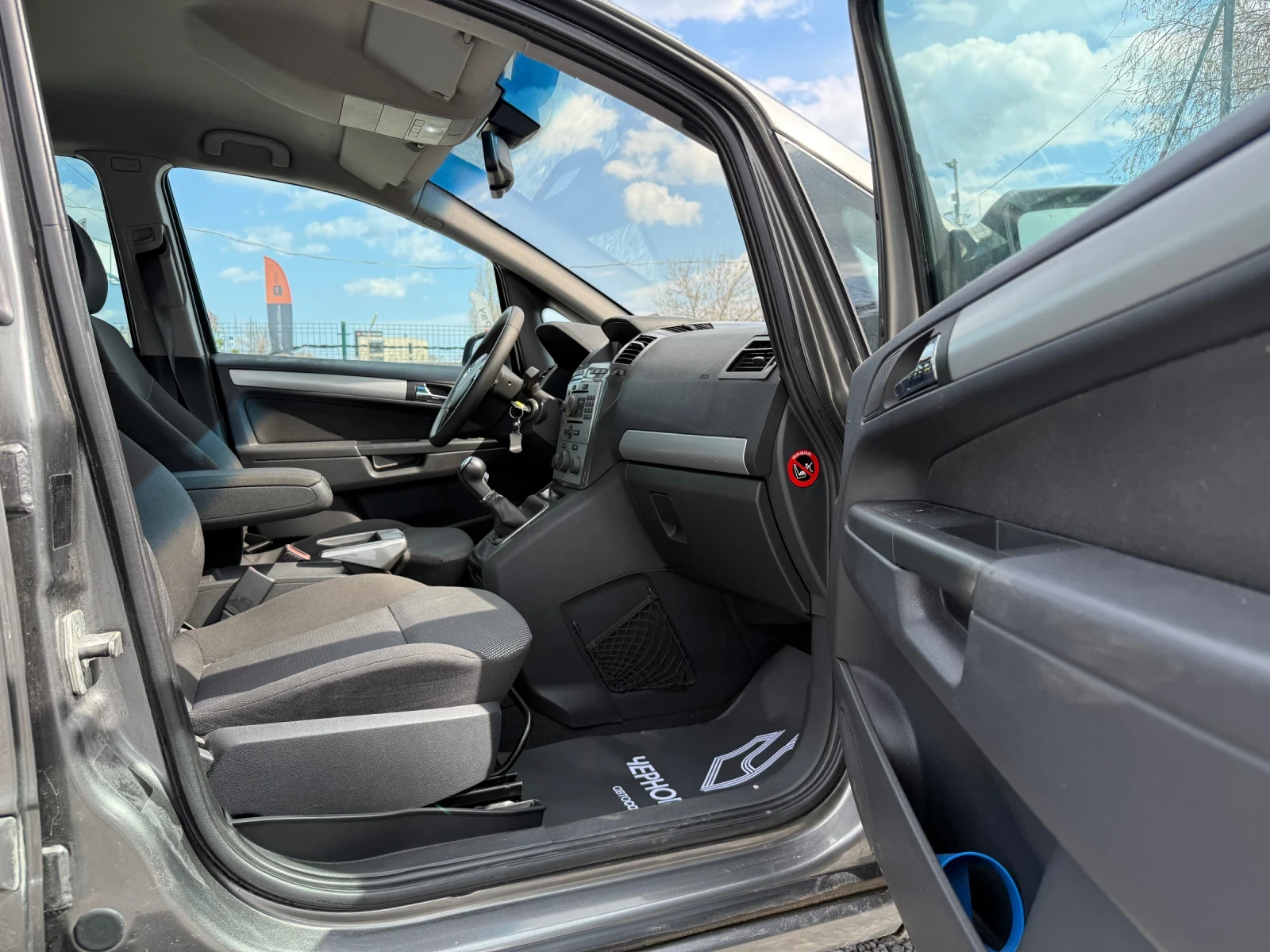 Opel Zafira 1.6 TURBO Edition , снимка 8 - Автомобили и джипове - 49259616