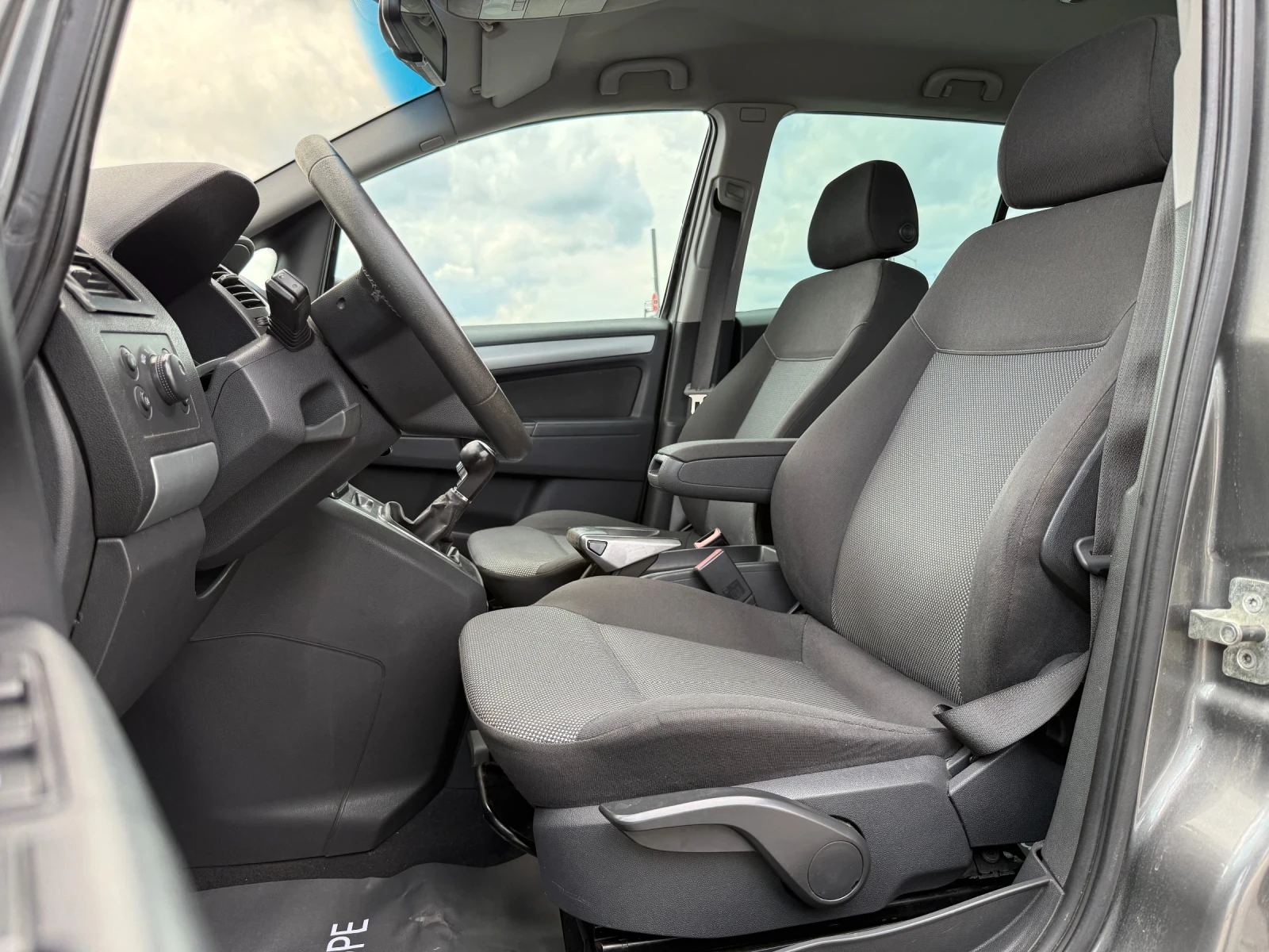 Opel Zafira 1.6 TURBO Edition , снимка 13 - Автомобили и джипове - 49259616