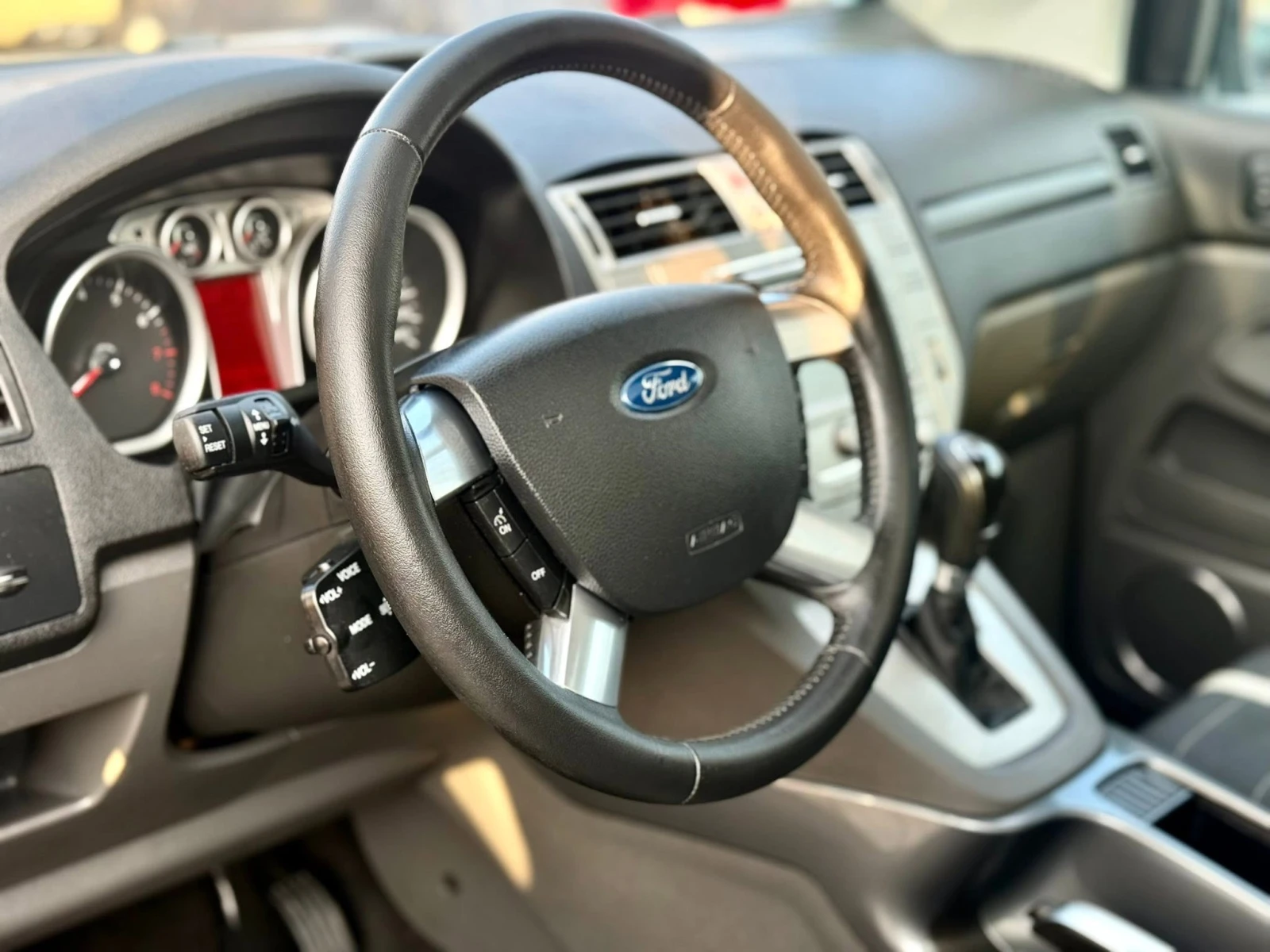 Ford Kuga 2.5 АВТОМАТИК 4х4, снимка 10 - Автомобили и джипове - 54998838