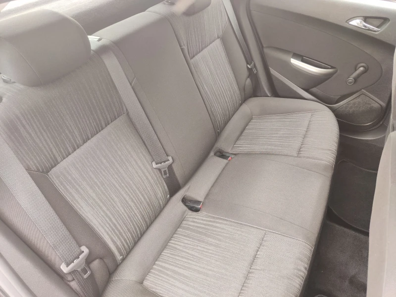 Opel Astra 1.7 CDTI , снимка 9 - Автомобили и джипове - 51457927