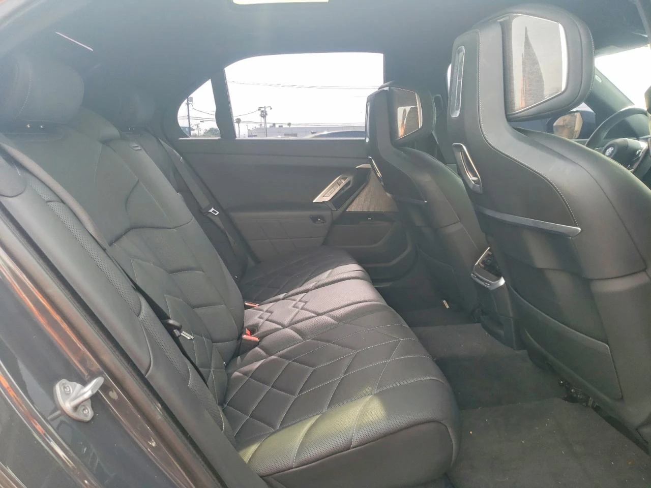 BMW i7 xDrive60, снимка 10 - Автомобили и джипове - 54093379