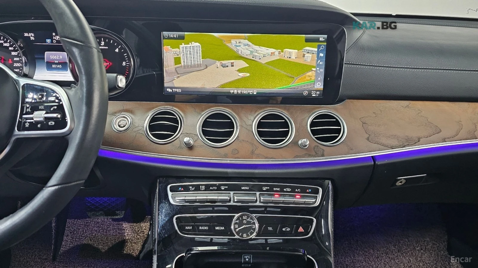 Mercedes-Benz E 220 * ПАНО* KEYLESS* Camera* ПОДГРЕВ* LED* , снимка 12 - Автомобили и джипове - 55134500