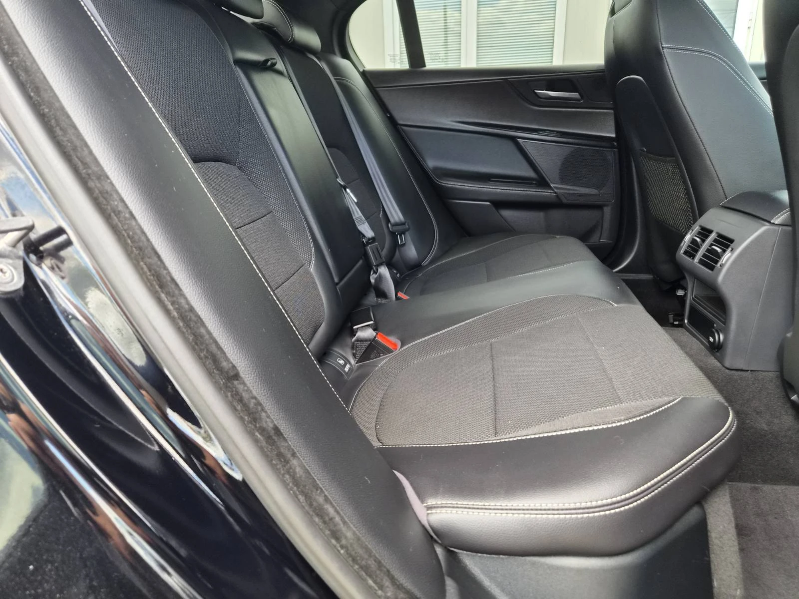 Jaguar XE 2.0D-4X4-R SPORT-143000км-СУПЕР СЪСТОЯНИЕ, снимка 14 - Автомобили и джипове - 55225668