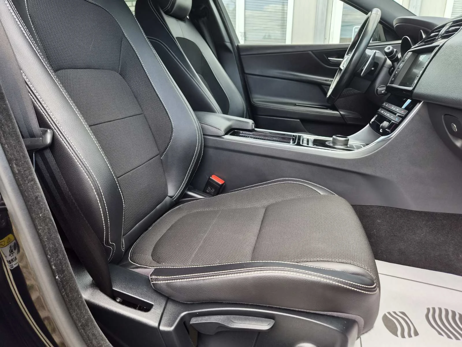 Jaguar XE 2.0D-4X4-R SPORT-143000км-СУПЕР СЪСТОЯНИЕ, снимка 13 - Автомобили и джипове - 55225668