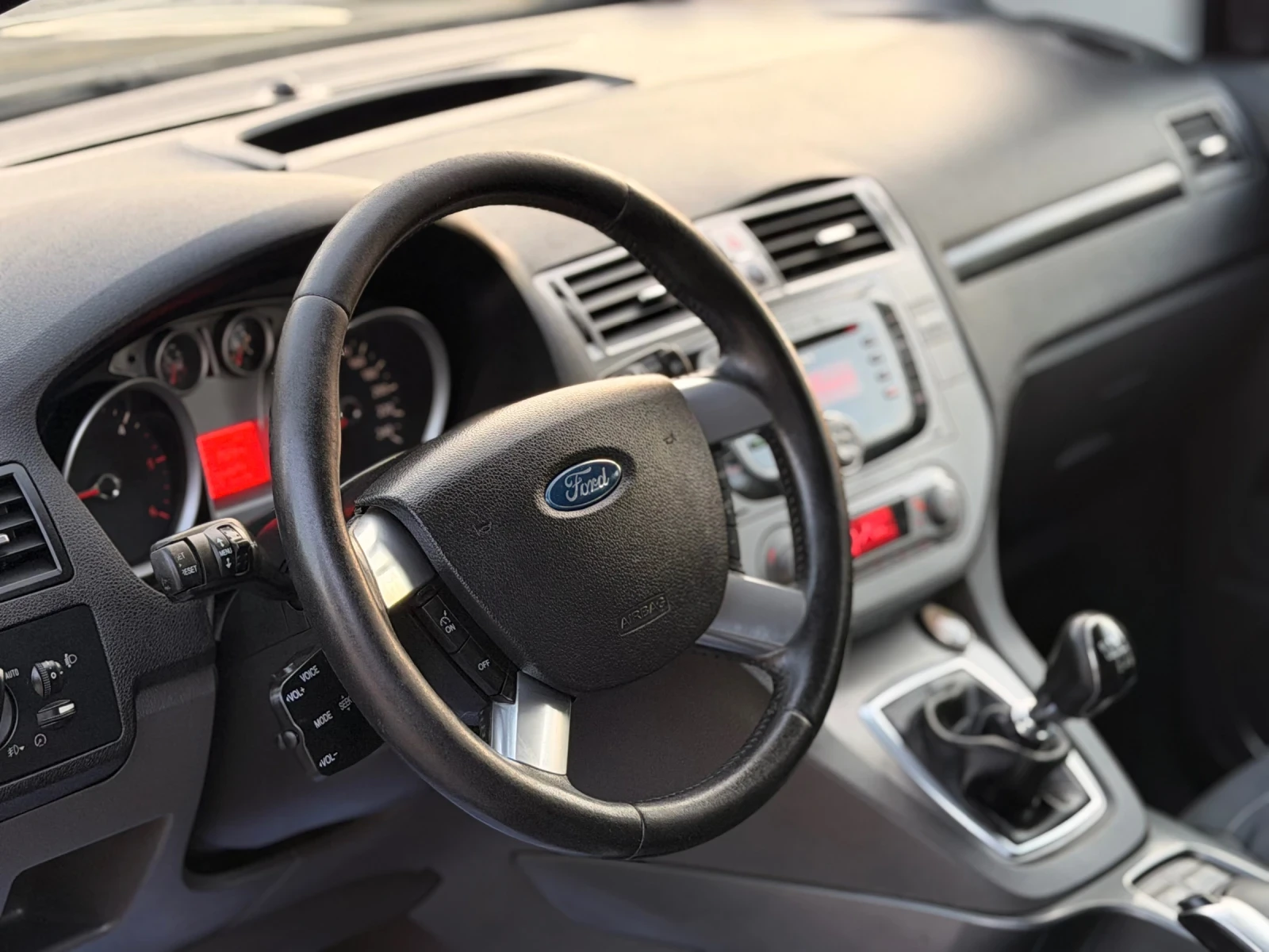 Ford Kuga 2.0TDCI/KEYLESS/КОЖА, снимка 12 - Автомобили и джипове - 55589976