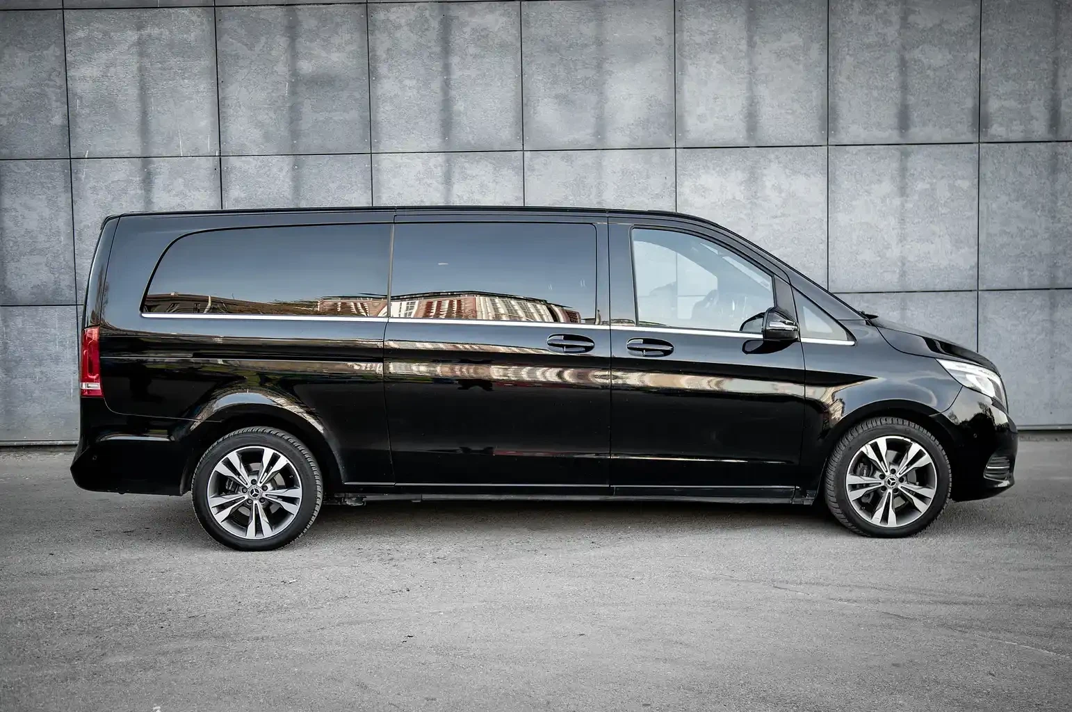 Mercedes-Benz V 250 Amg,  Топ състояние, обслужен !, снимка 3 - Бусове и автобуси - 54379231