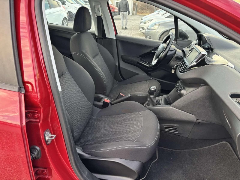 Peugeot 208 1.2 Pure tech, снимка 8 - Автомобили и джипове - 52830613