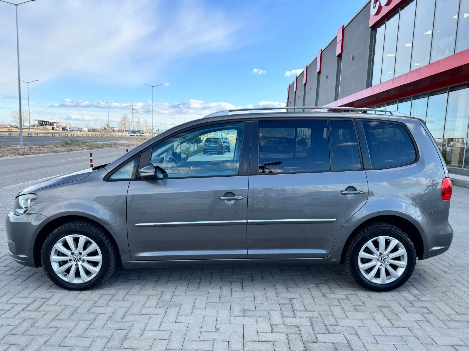 VW Touran 2.0 TDI 140к.с 6 + 1 HIGHLINE / NAVI / PARKTRONIC - изображение 4