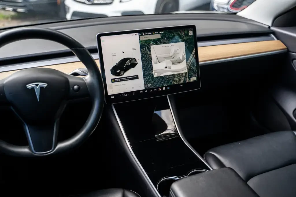 Tesla Model 3 RWD| NoAccident| 380+ km| Pano, снимка 13 - Автомобили и джипове - 56061626