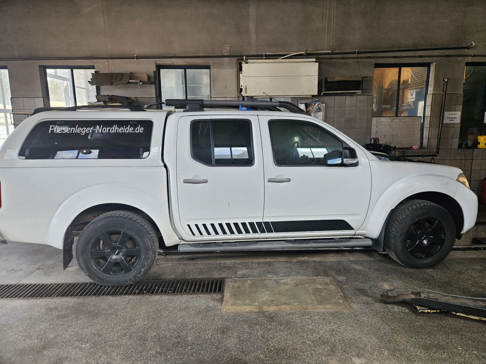 Nissan Navara 2.5D, снимка 8 - Автомобили и джипове - 54229535