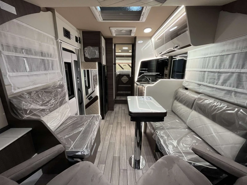 Кемпер McLouis NEVIS 2025 Face to face, снимка 4 - Каравани и кемпери - 51373476