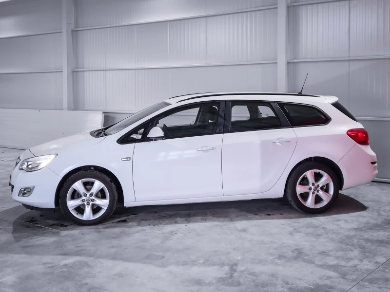 Opel Astra J 1.4i комби, снимка 2 - Автомобили и джипове - 51933655