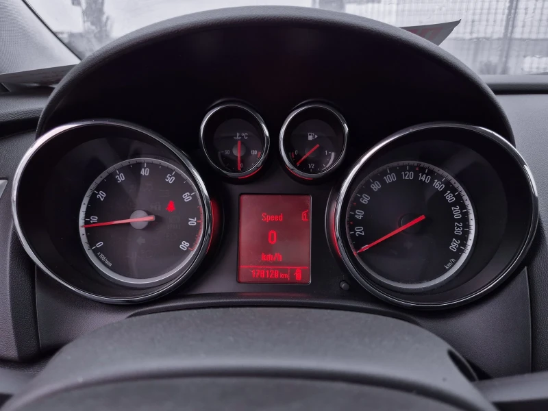 Opel Astra J 1.4i комби, снимка 8 - Автомобили и джипове - 51933655