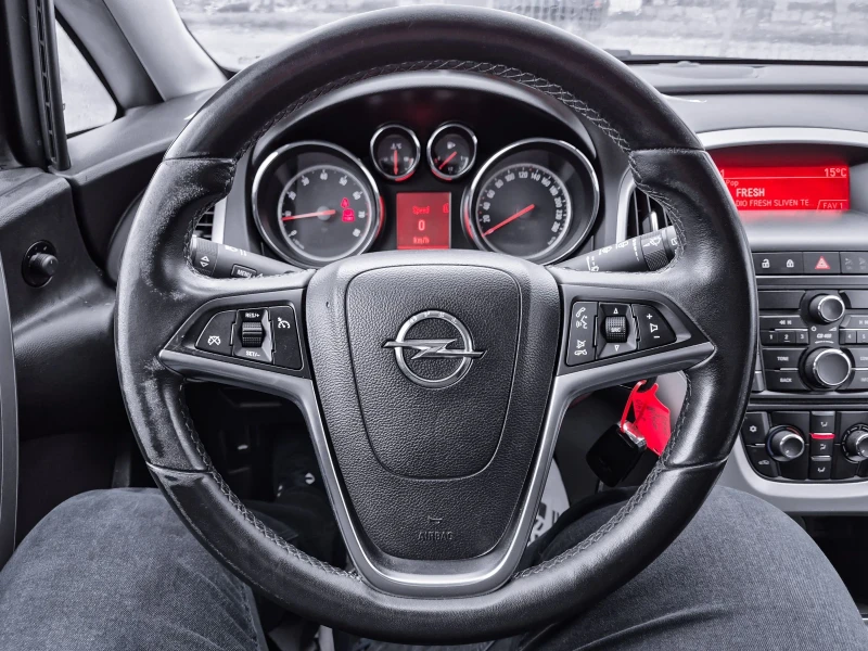 Opel Astra J 1.4i комби, снимка 5 - Автомобили и джипове - 51933655