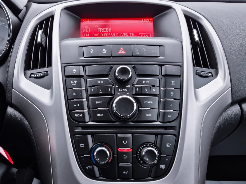 Opel Astra J 1.4i комби, снимка 6 - Автомобили и джипове - 51933655