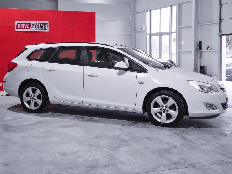 Opel Astra J 1.4i комби, снимка 3 - Автомобили и джипове - 51933655