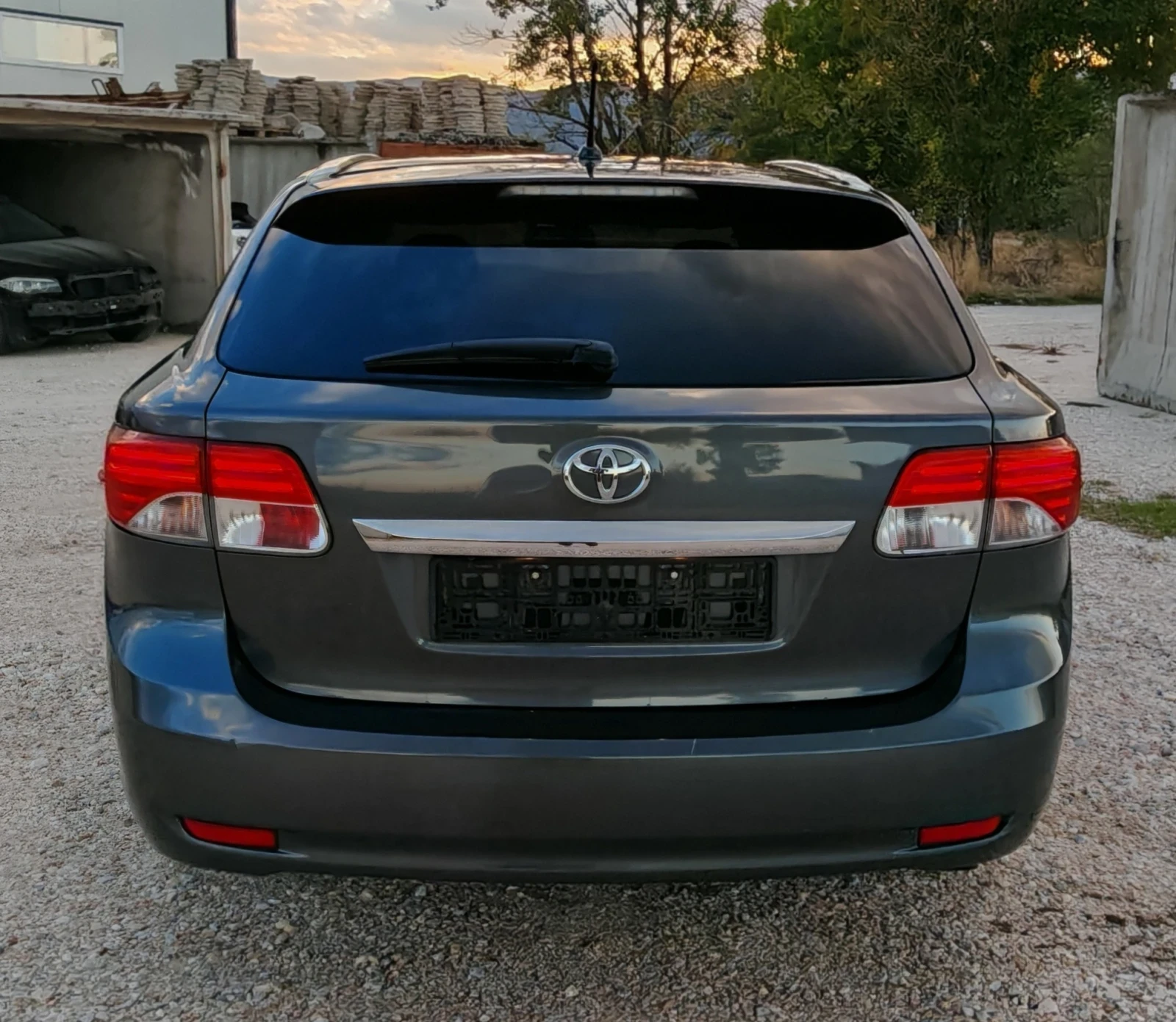 Toyota Avensis 2.0 D4D Excusitiv * Bi-Xenon, Camera* Navi* Blueto - изображение 3