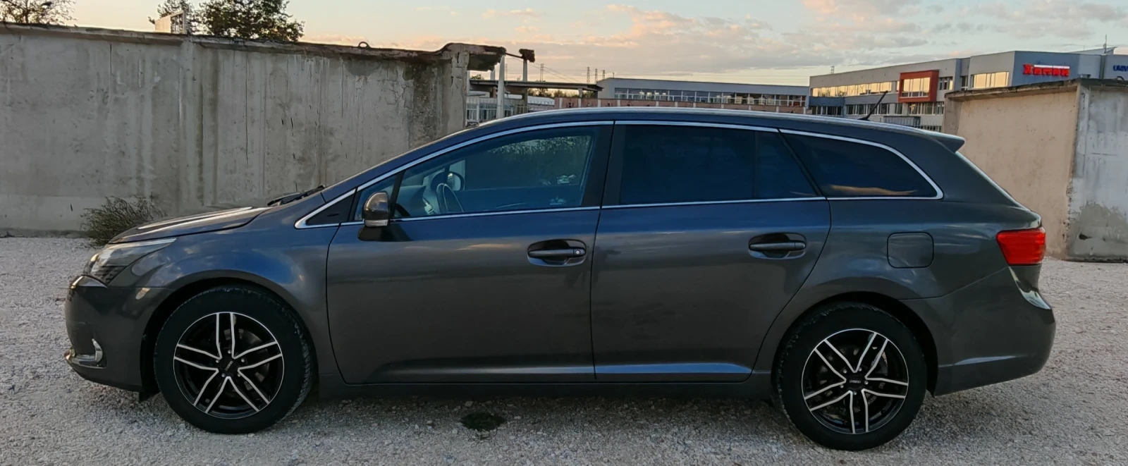 Toyota Avensis 2.0 D4D Excusitiv * Bi-Xenon, Camera* Navi* Blueto - изображение 10