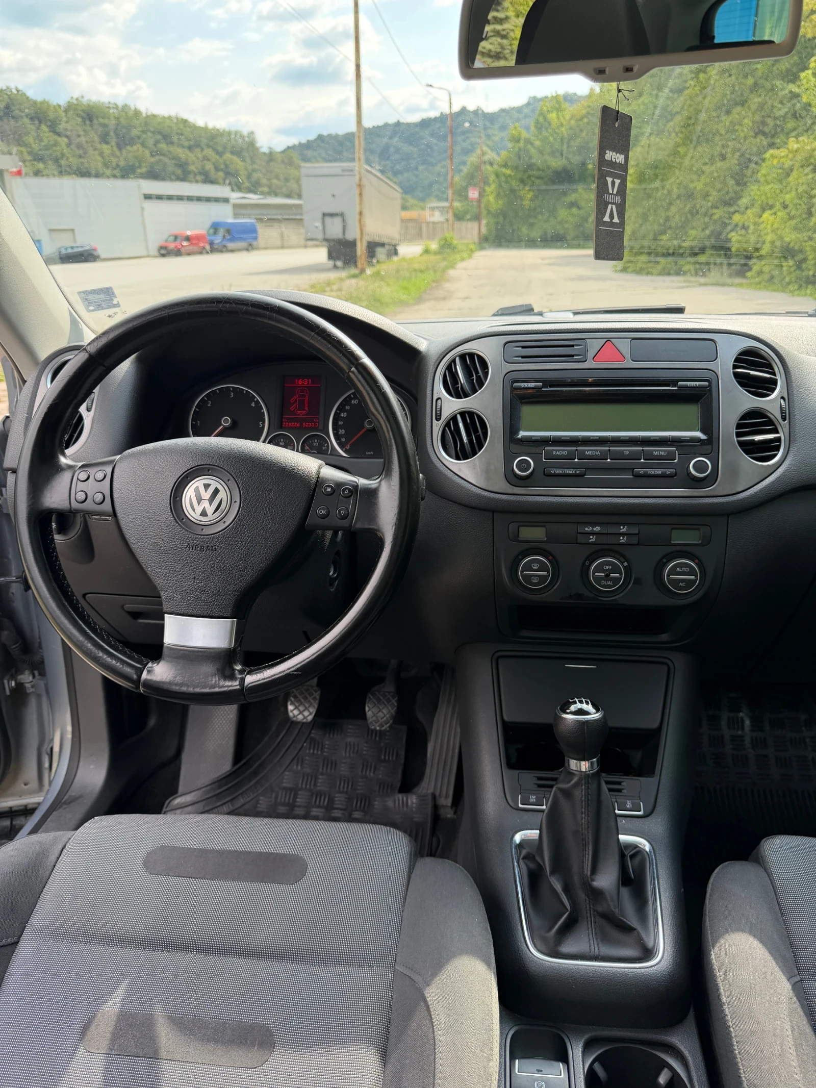VW Tiguan 2.0 170 4motion, снимка 10 - Автомобили и джипове - 55411976