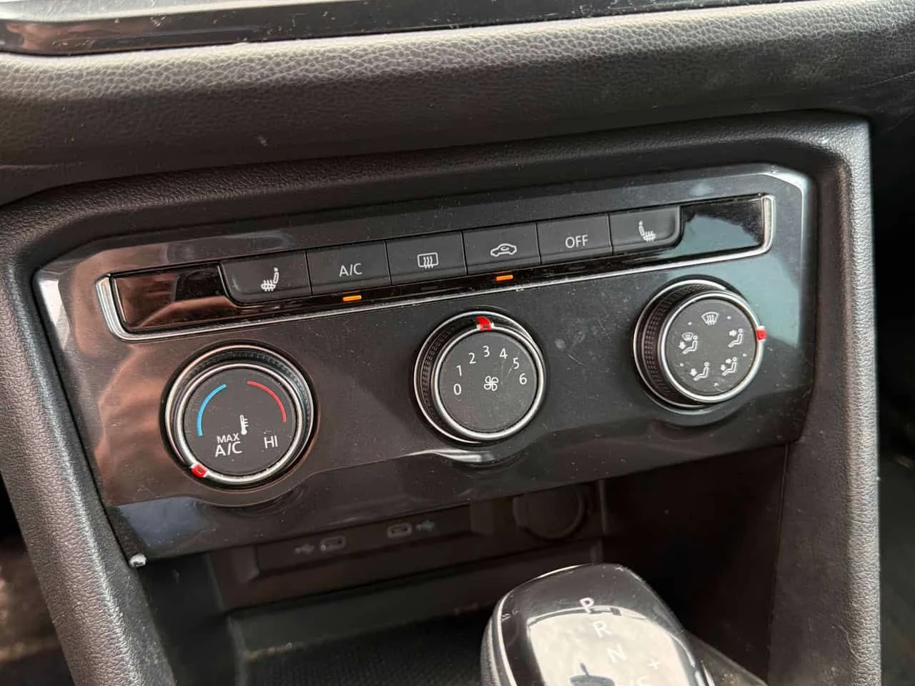 VW Tiguan * Trendline * CARFAX * ОФИЦИАЛЕН ДИЛЪР, снимка 14 - Автомобили и джипове - 55508734