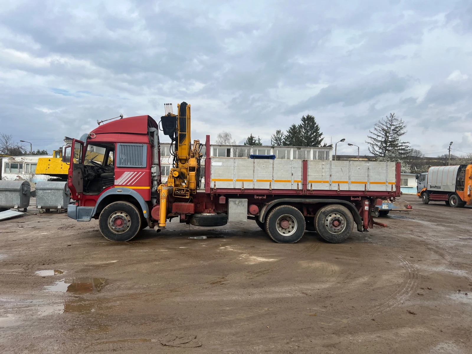 Iveco 190-32 Тристранен самосвал с кран, снимка 1