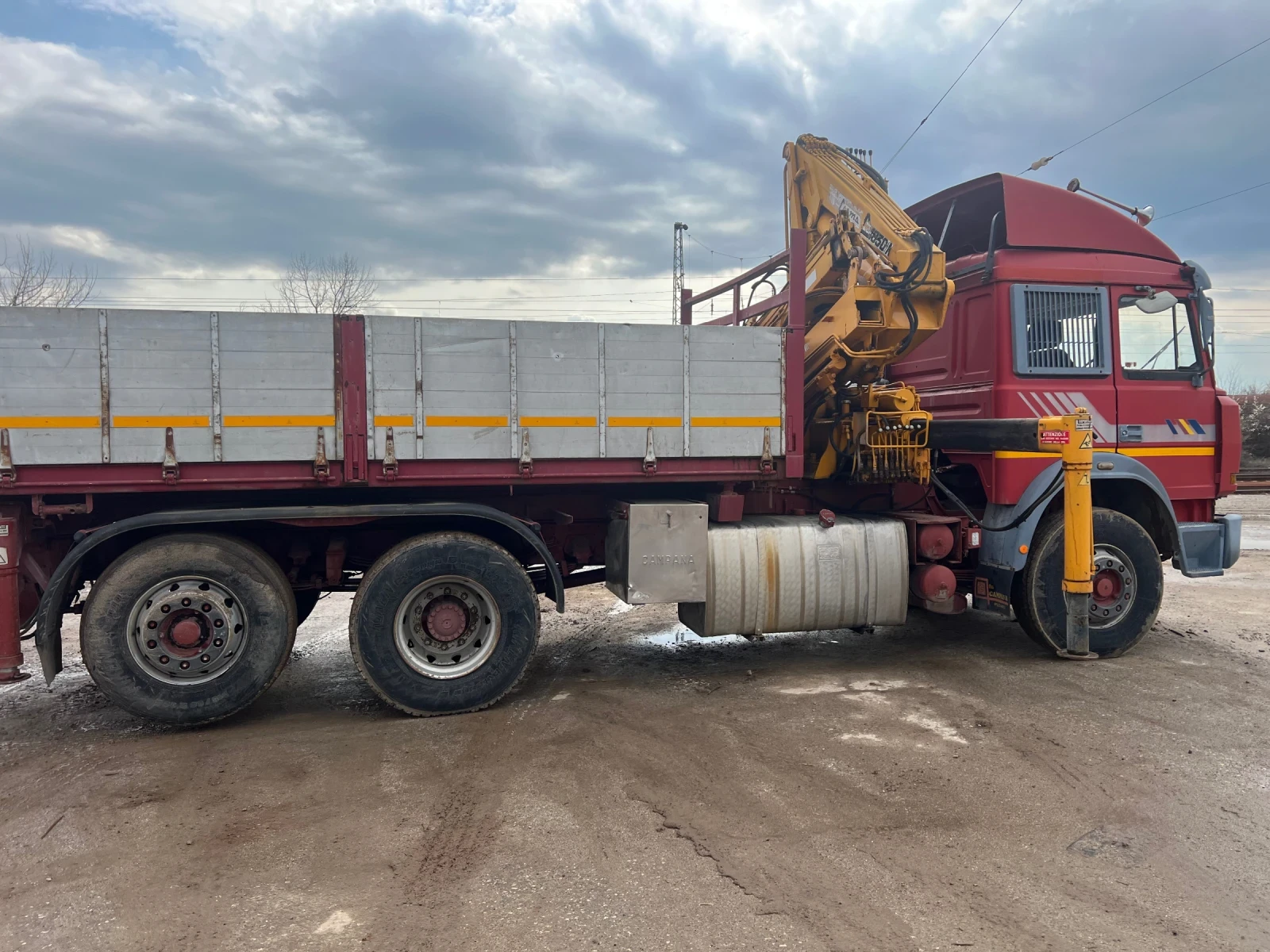 Iveco 190-32 Тристранен самосвал с кран - изображение 3