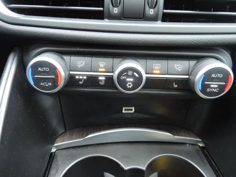 Alfa Romeo Giulia * 4dr Sdn Ti AWD| 8 PNEUS * CARFAX * ЦЕНА ДО БГ, снимка 12 - Автомобили и джипове - 52914915