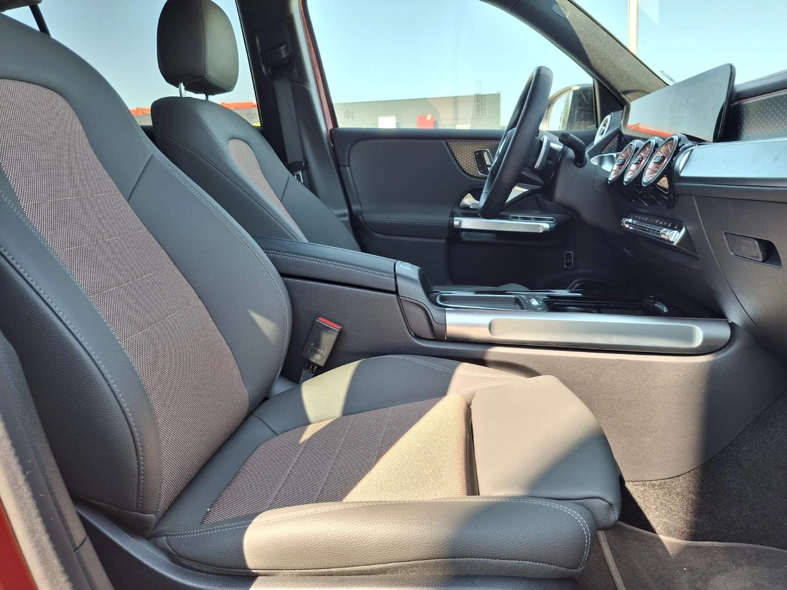 Mercedes-Benz EQB 300 4MATIC 6+ 1 - изображение 7
