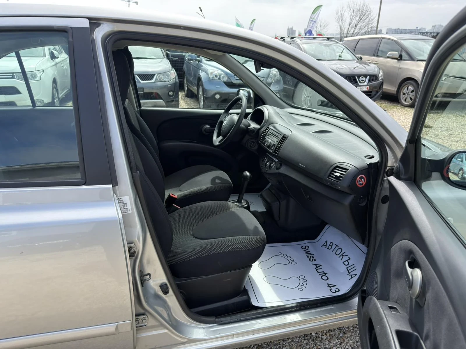 Nissan Micra 1.4i Automat, снимка 12 - Автомобили и джипове - 54117591
