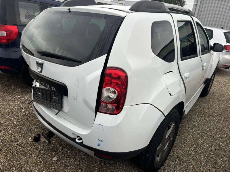 Dacia Duster 1.6 i като нова, снимка 4 - Автомобили и джипове - 47389196