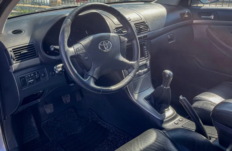 Toyota Avensis 1.8i КОЖА! НАВИГАЦИЯ! КРУИЗ!, снимка 7 - Автомобили и джипове - 52333896